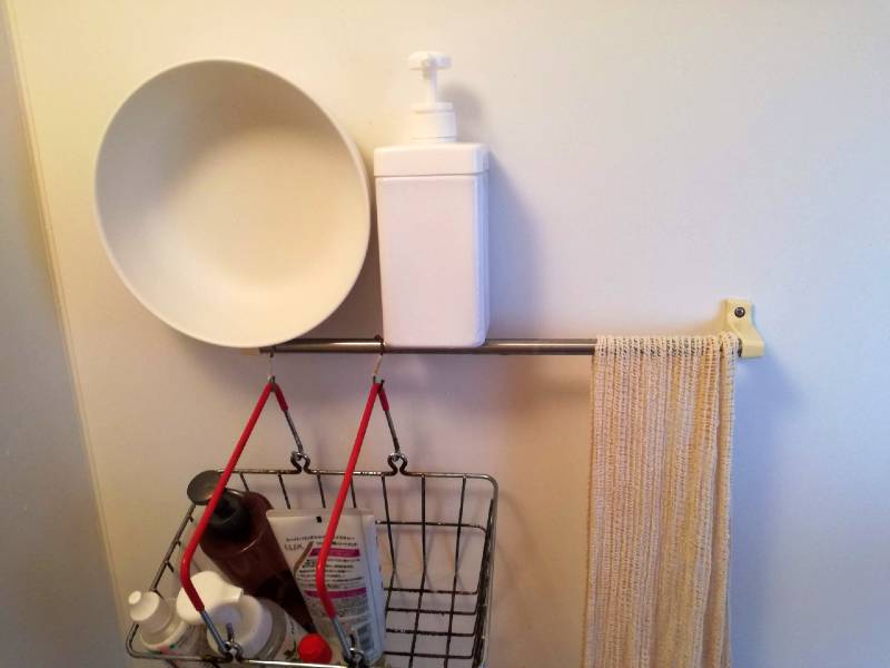 マーナの洗面器は壁につく